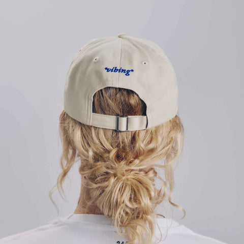 CASQUETTE BRODÉE BEIGE - JUST HERE FOR THE VIBES