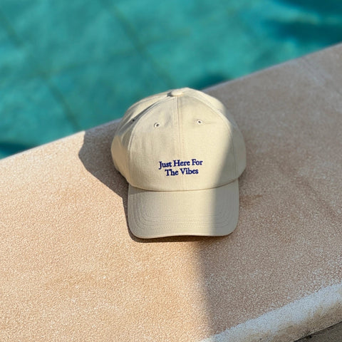 CASQUETTE BRODÉE BEIGE - JUST HERE FOR THE VIBES
