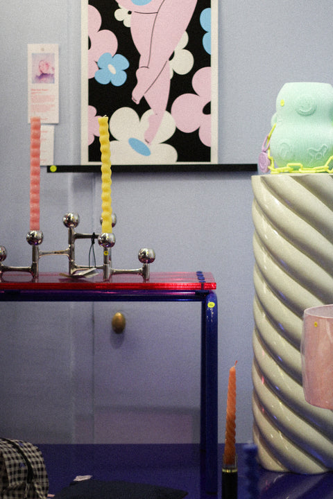 Table de fête chromée et colorée