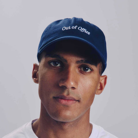 CASQUETTE BRODÉE BLEUE - OUT OF OFFICE
