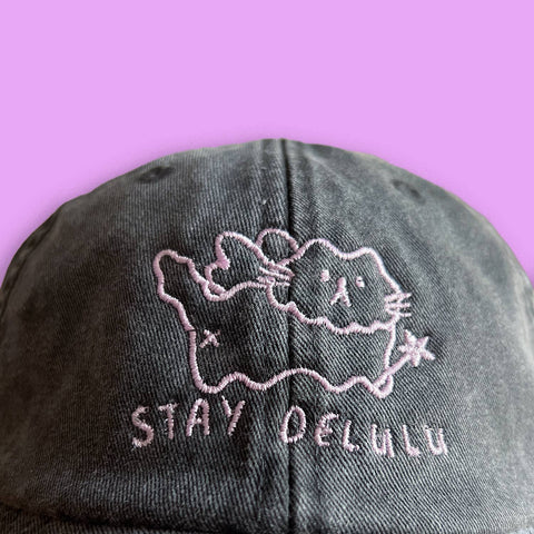 CASQUETTE BRODÉE GRISE - STAY DELULU