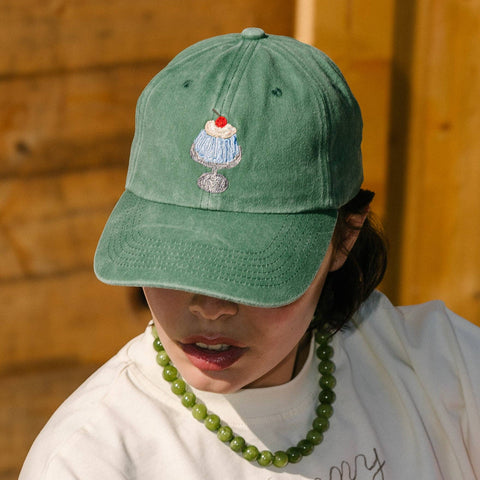 CASQUETTE BRODEE VERTE - CERISE SUR LE GATEAU