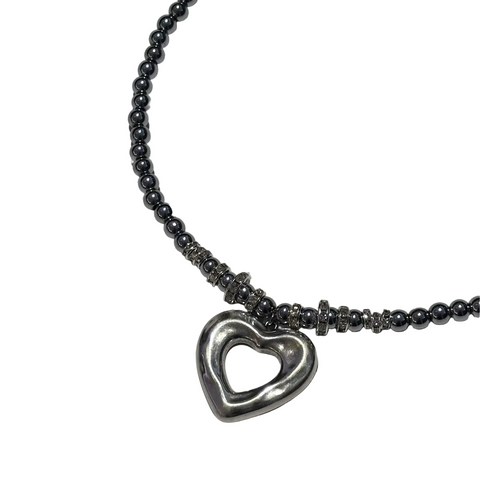 COLLIER PERLES HEMATITES - COEUR PLAQUÉ ARGENT