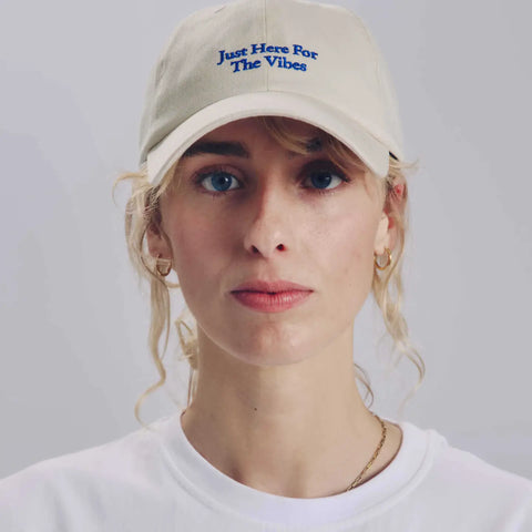 CASQUETTE BRODÉE BEIGE - JUST HERE FOR THE VIBES