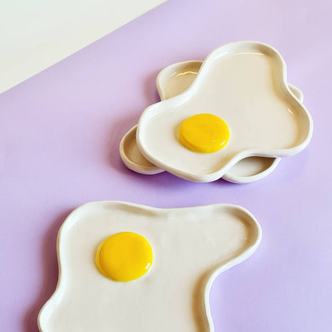 PLATEAU CERAMIQUE FAIT MAIN - OEUF AU PLAT