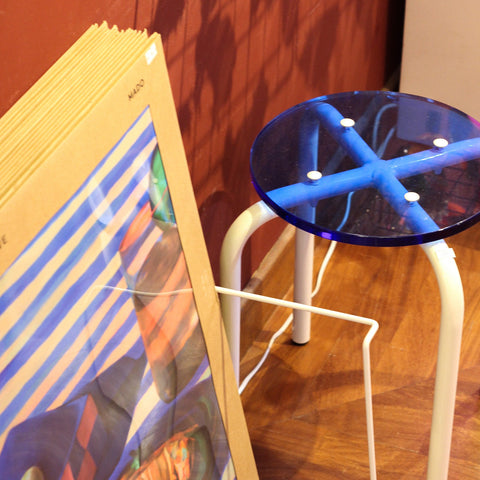 TABOURET PLEXIGLASS ACRYLIQUE - BLANC & BLEU OU ORANGE